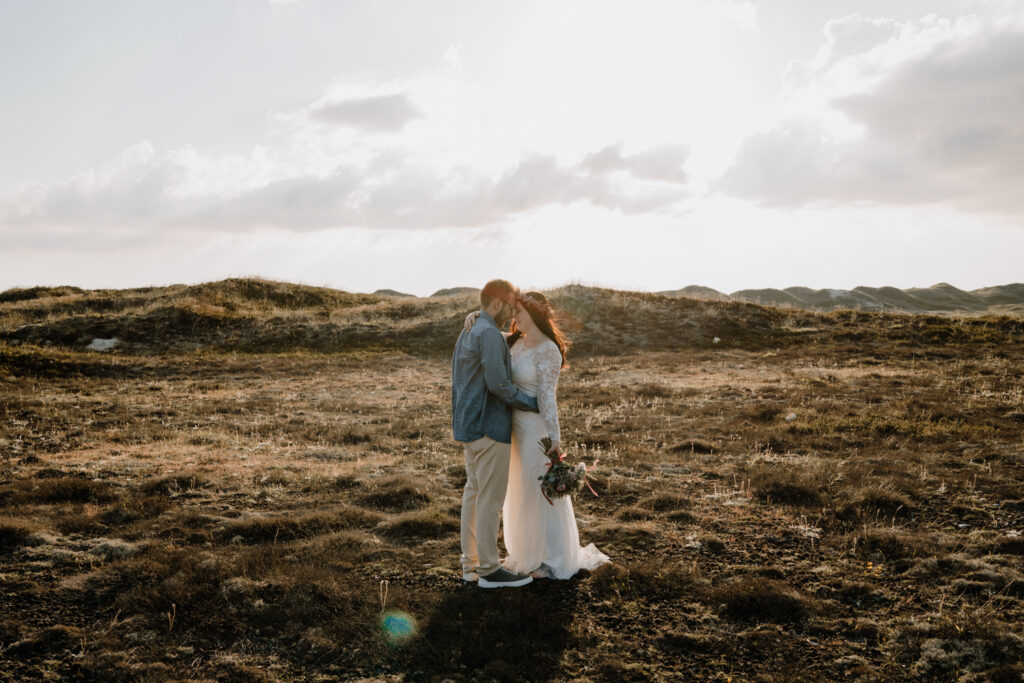 Brautpaar in Dänemark hinter Düne