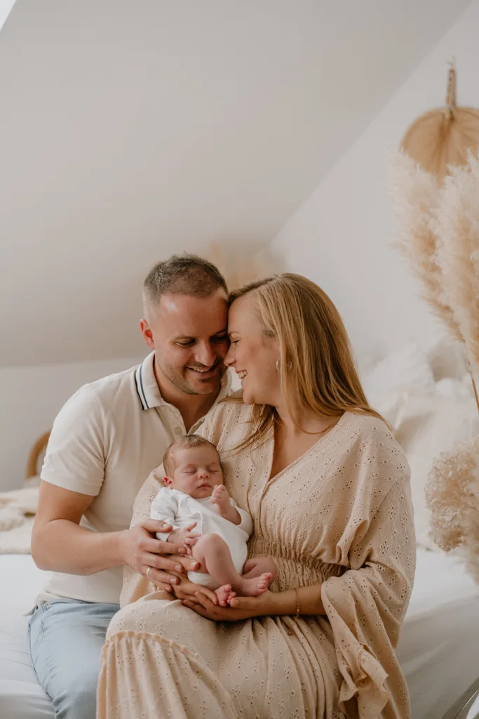 Neugeborenenshooting-Familie mit Baby