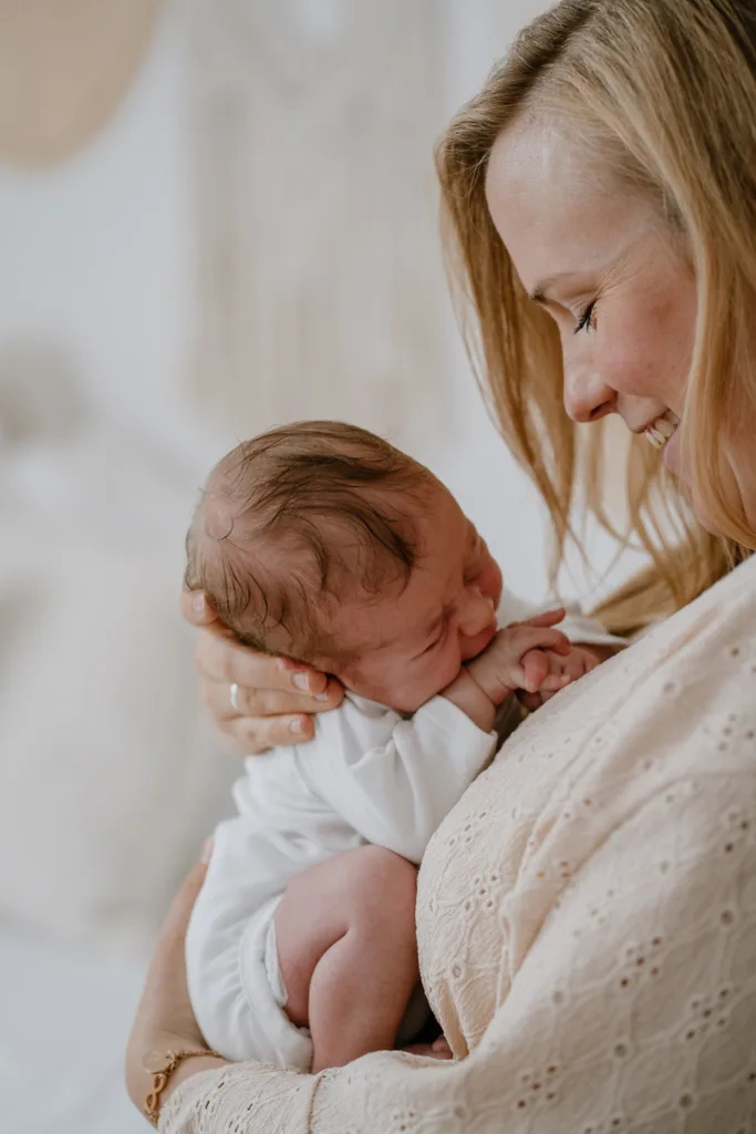 Neugeborenenshooting-Mama mit Baby