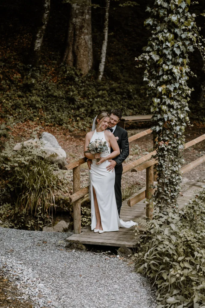 Intimer Moment zwischen Braut und Bräutigam bei einer Hochzeit in der Natur Österreichs.