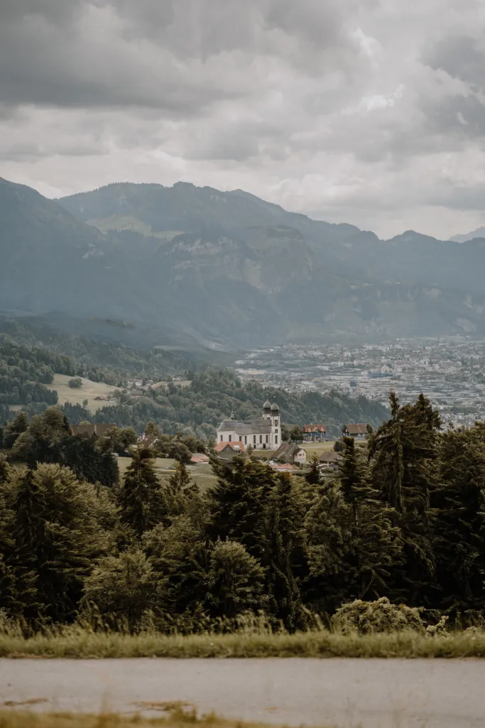 Hochzeitsfotografie in den österreichischen Alpen mit Brautpaar vor weiter Berglandschaft.