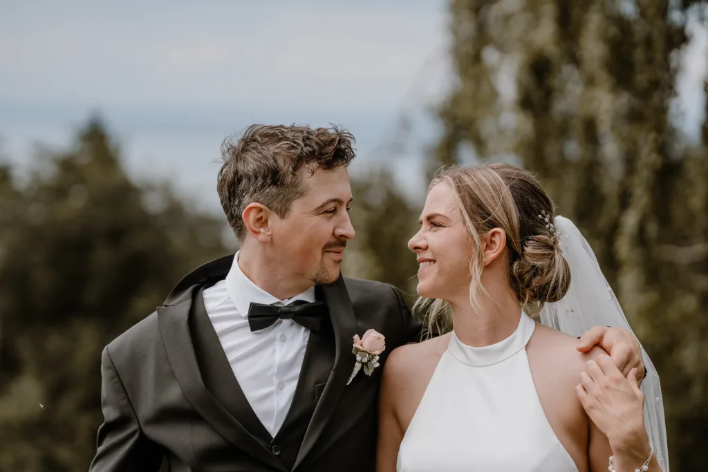Nahaufnahme eines Brautpaares bei einer Hochzeit in Österreich, liebevoller Blickkontakt und natürliche Hochzeitsfotografie.