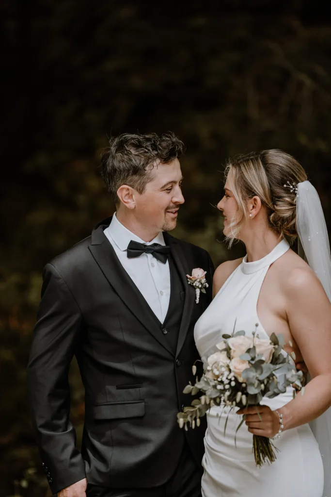 Braut und Bräutigam schauen sich liebevoll an bei einer Hochzeit im Wald in Österreich, fotografiert von einer Hochzeitsfotografin aus Deutschland