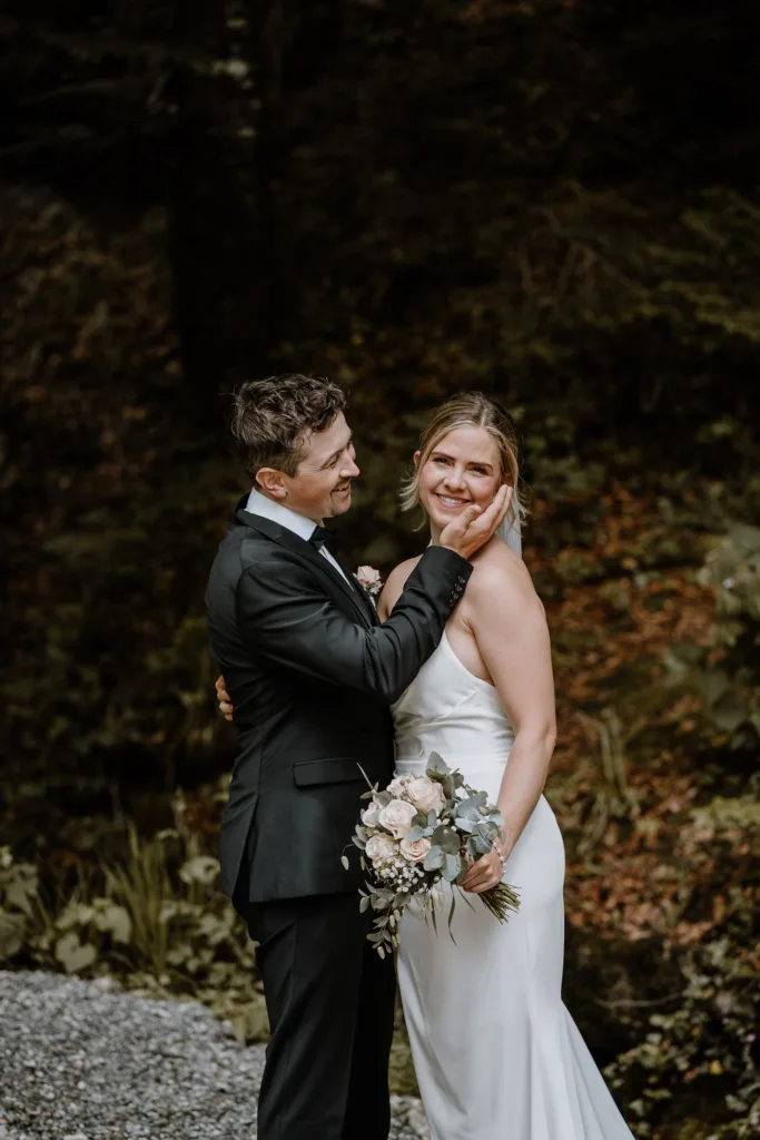 Emotionale Hochzeitsfotografie eines Brautpaares im Grünen in Österreich, authentische Hochzeitsreportage in der Natur.