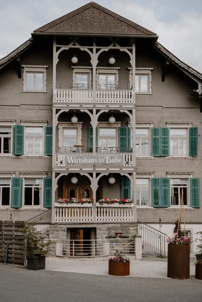 Außenansicht des Wirtshauses zur Taube als Hochzeitslocation in Vorarlberg.