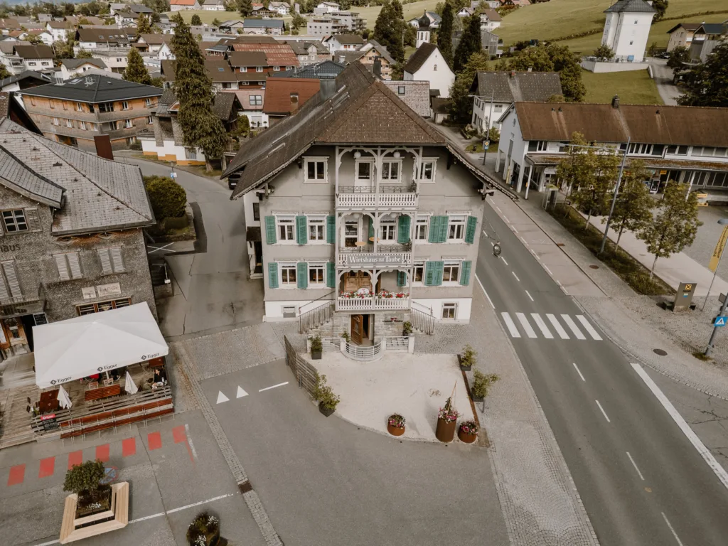 Luftaufnahme des Wirtshauses zur Taube im BREGENZER WALD mit umliegendem Ort.