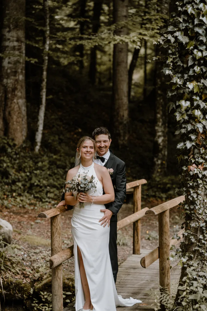 Natürliches Brautpaarfoto bei einer Hochzeit in Vorarlberg, aufgenommen von einer Hochzeitsfotografin aus Deutschland.
