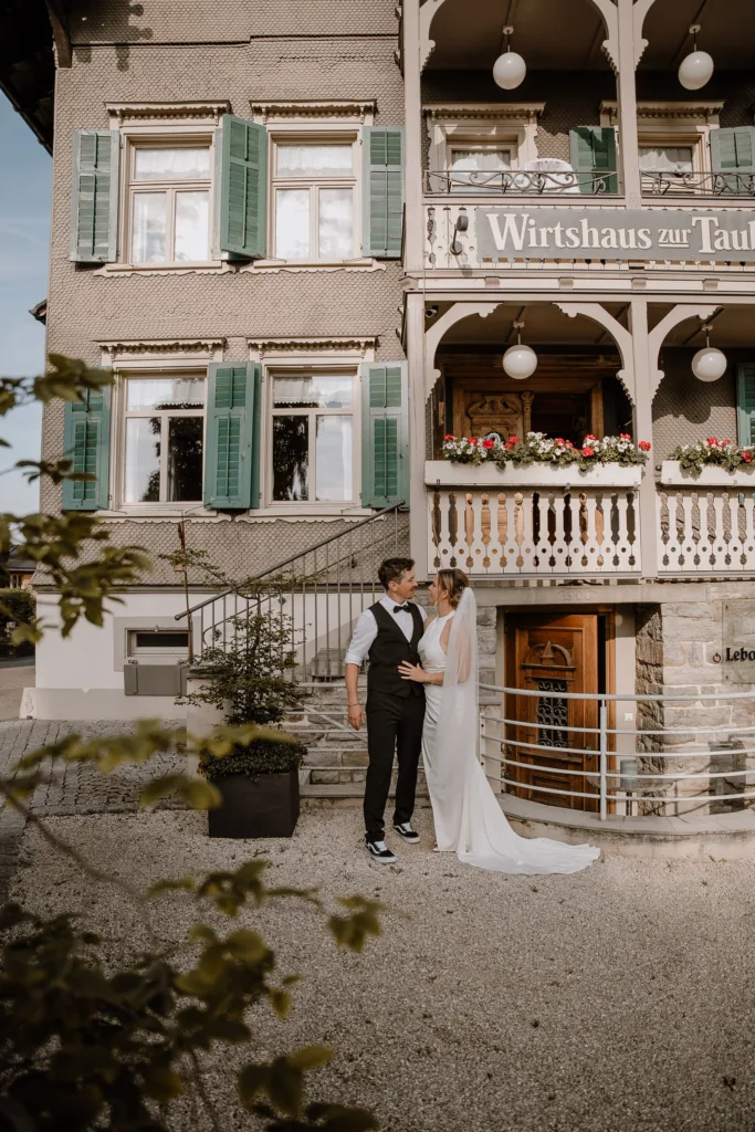 Brautpaar vor dem Wirtshaus zur Taube in Alberschwende