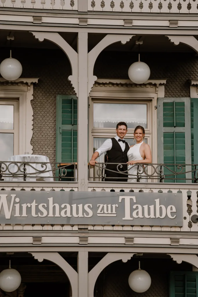 Brautpaar steht auf dem Balkon des Wirtshauses zur Taube in Alberschwende