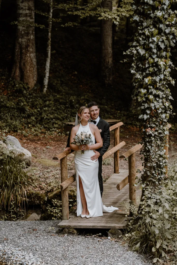 Lachendes Brautpaar bei einer ungezwungenen Hochzeitsreportage in Österreich, natürliche Hochzeitsfotografie.
