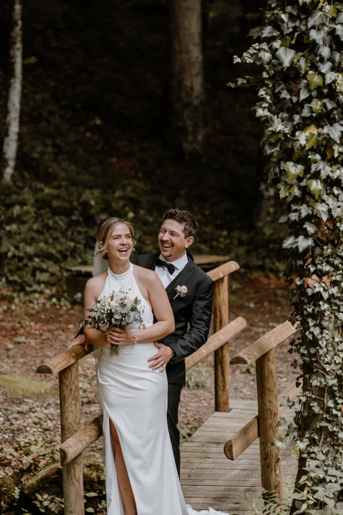 Romantische Hochzeitsfotos eines Brautpaares im Wald in Österreich, emotionale Hochzeitsreportage.