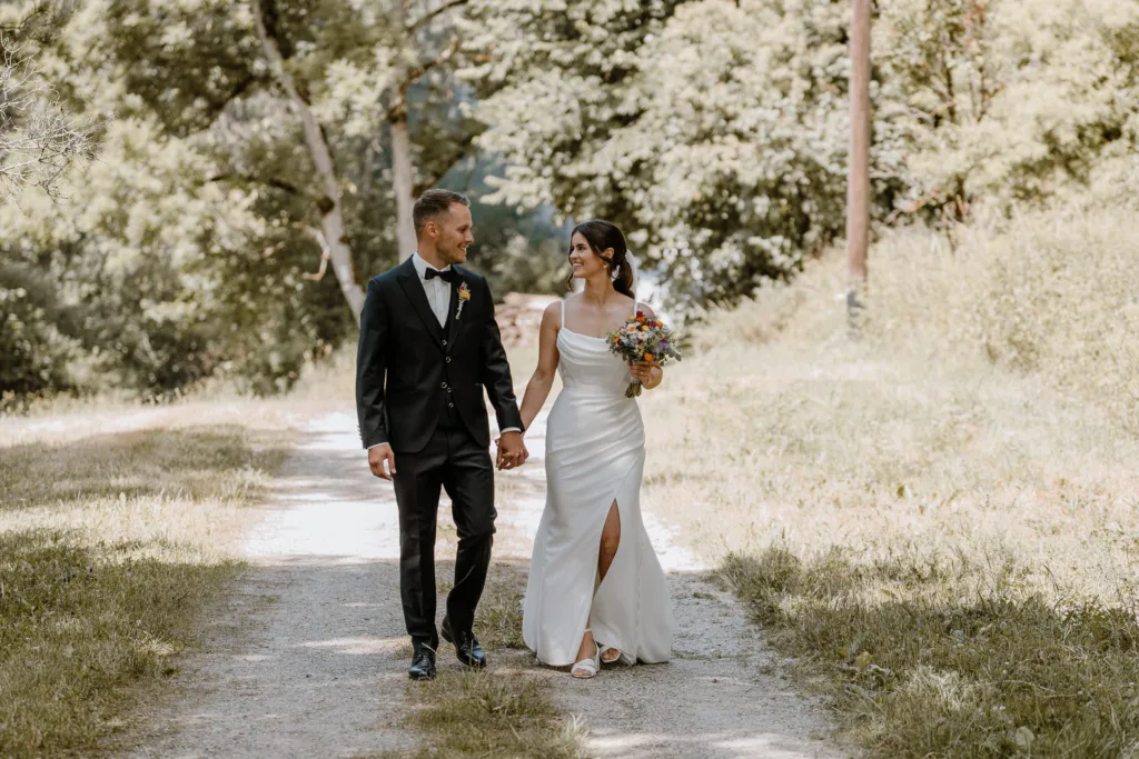 Brautpaar läuft Hand in Hand durch die Natur bei Rottweil