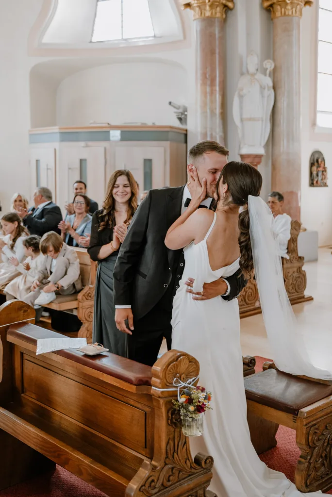 Hochzeitskuss in der Dreifaltigkeitsberg-Kirche nach dem Ja-Wort