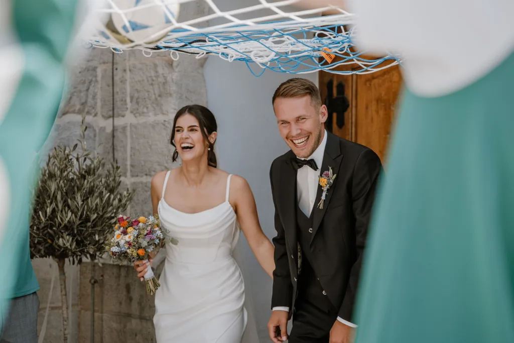 Auszug des Brautpaares nach der Trauung unter Jubel