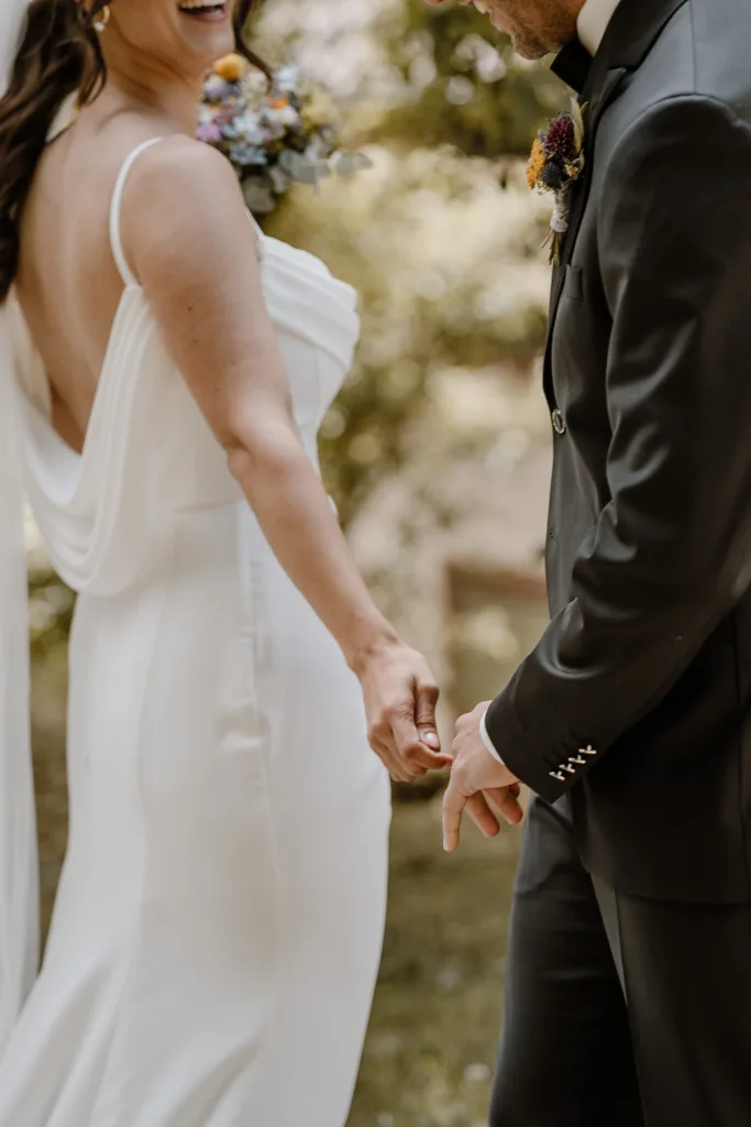 Detailaufnahme der Hände des Brautpaares beim First Look