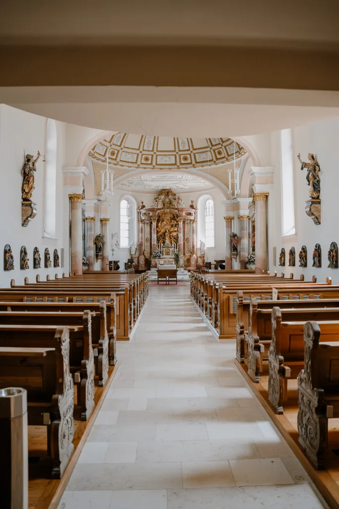 Blick in eine leere Kirche vor der Hochzeit
