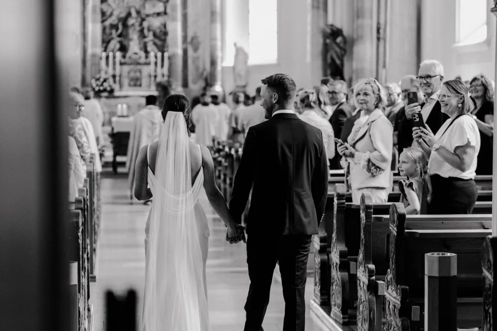 Schwarz Bild eines Brautpaares das in die Kirche läuft