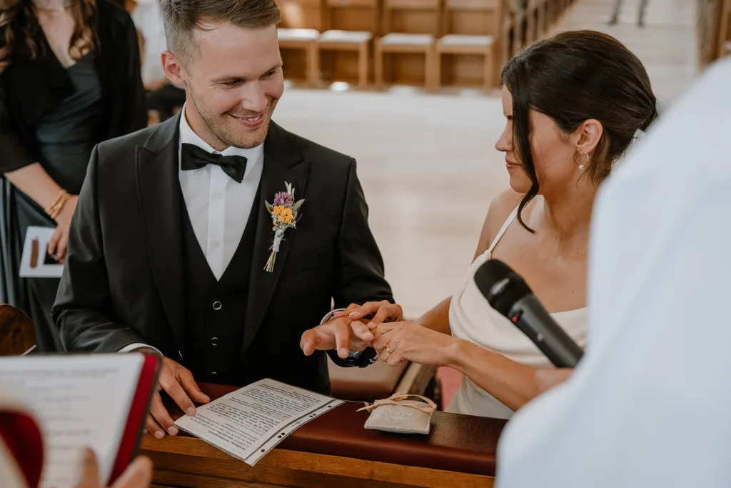 Brautpaar steckt sich während der Zeremonie die Ringe an