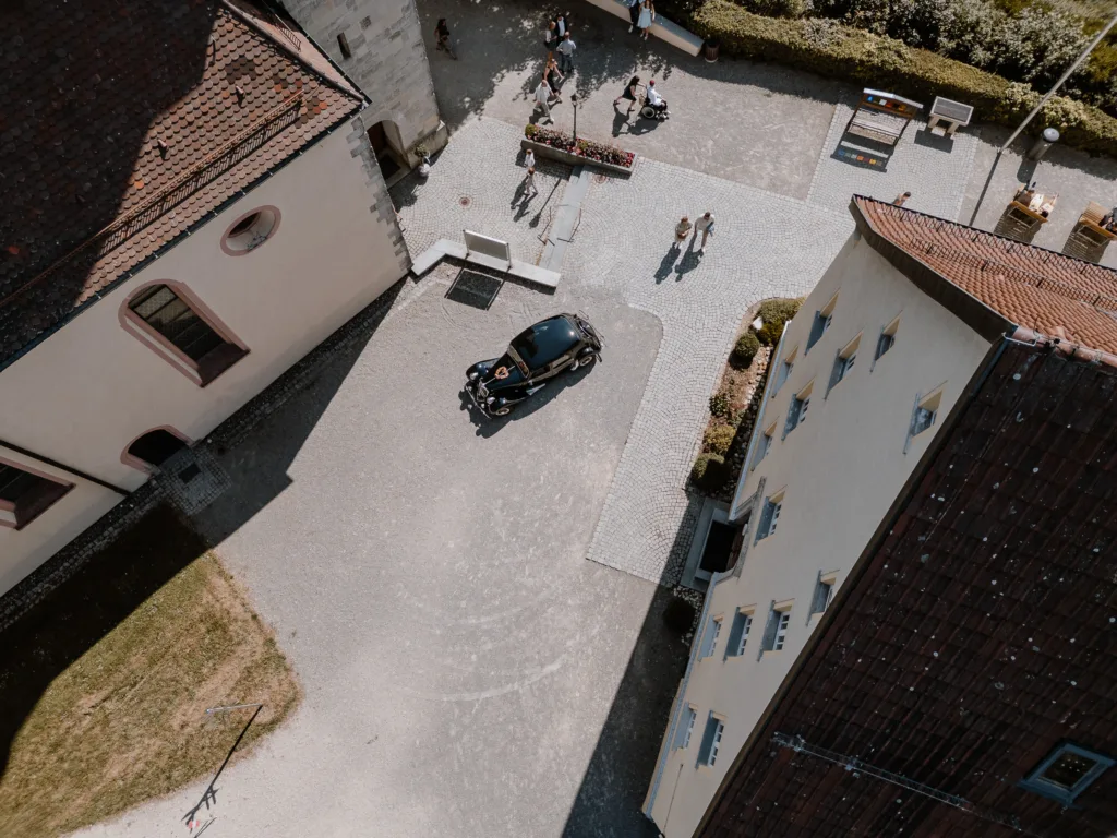 Luftaufnahme des Innenhofes der Dreifaltigkeitsbergkirche