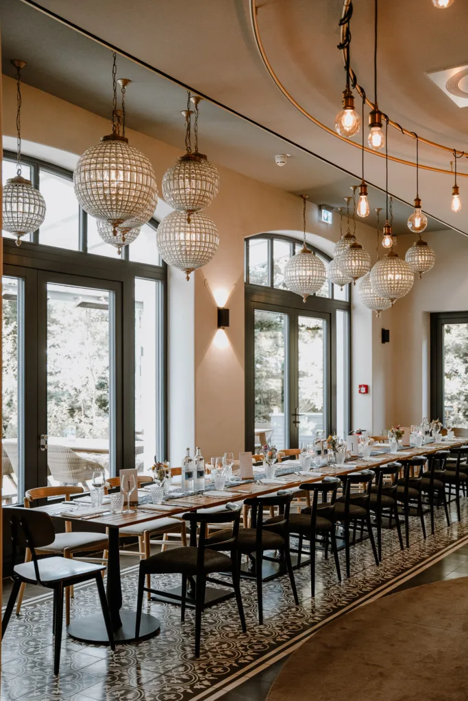 ein festlich geschmückter Tisch mit Tischdecke für eine Hochzeit