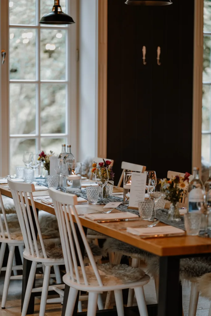 ein festlich geschmückter Tisch mit Tischdecke für eine Hochzeit