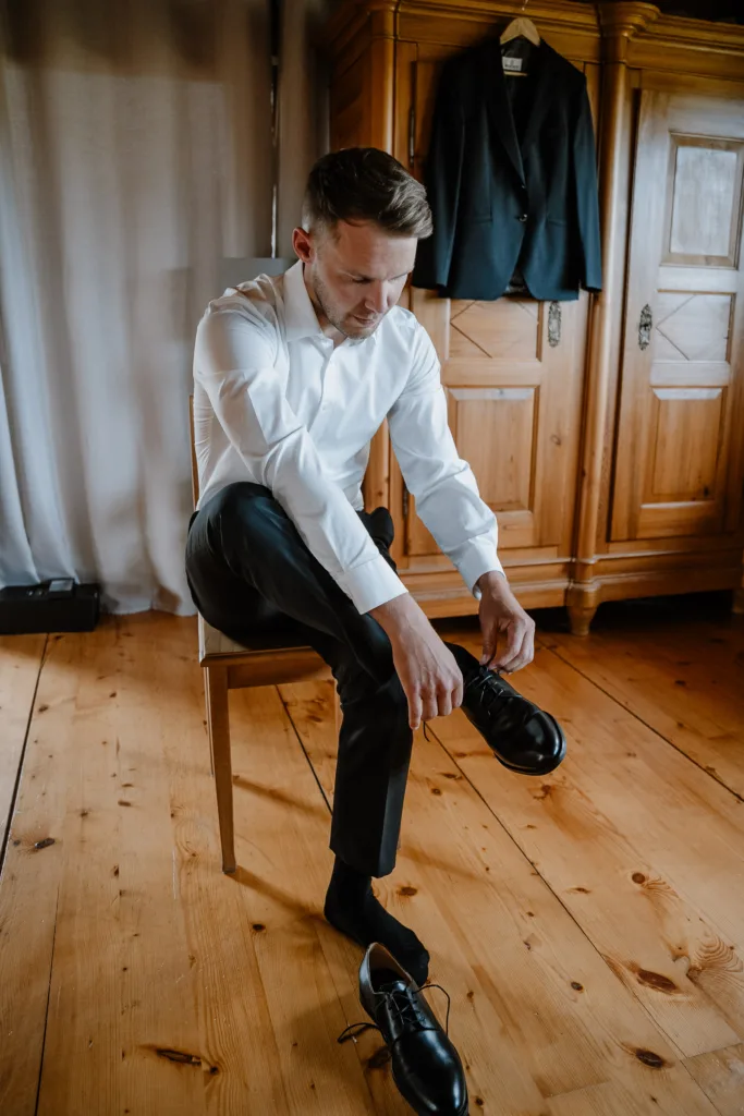 Bräutigam beim Getting Ready vor der Hochzeit in Rottweil