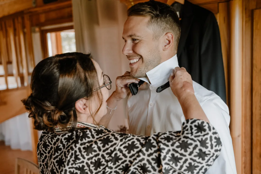 Emotionale Getting-Ready-Momente des Bräutigams in Rottweil