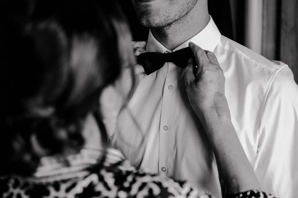 Schwarz-Weiß Aufnahme vom Getting Ready des Bräutigams in Rottweil