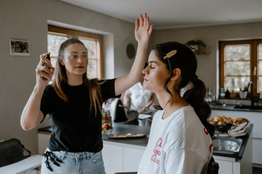 Braut beim Styling und Make-up Getting Ready in Rottweil
