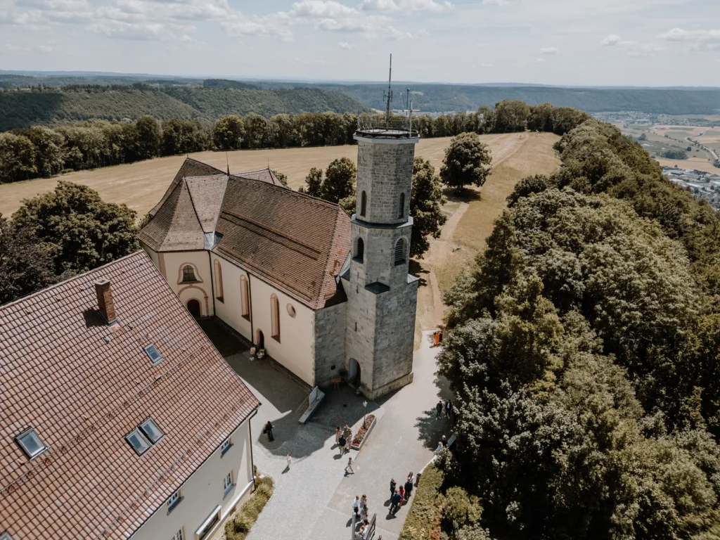 Luftaufnahme einer Kirche in Rottweil während einer Hochzeit.