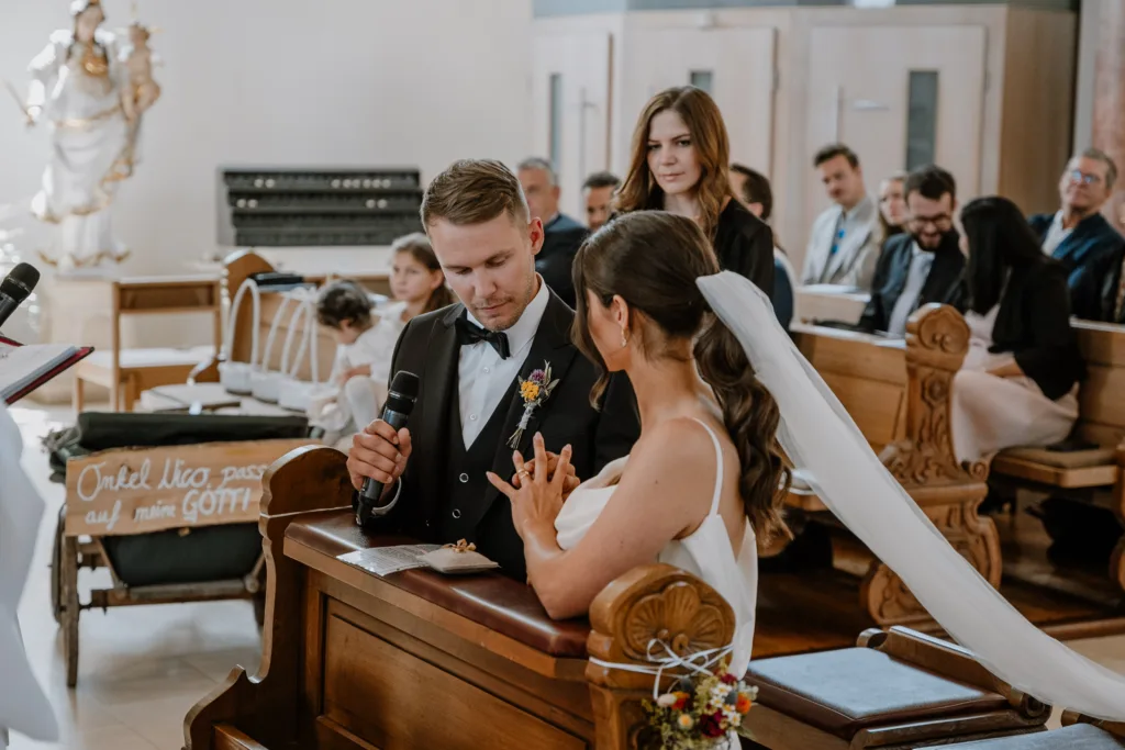 Kirchliche Trauung in Rottweil, Bräutigam spricht ins Mikrofon.