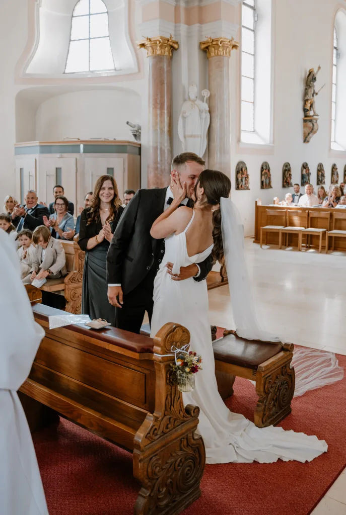 Erster Kuss des Brautpaares nach der Trauung in der Kirche in Rottweil.