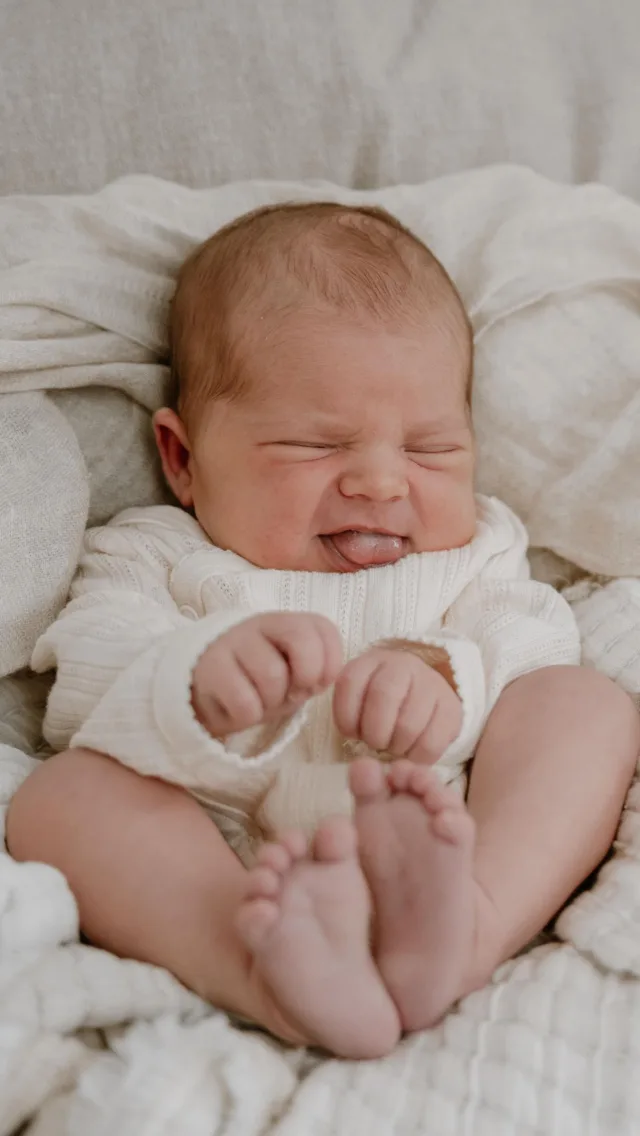 Man denkt, man kann sich an alles erinnern. Aber genau solche kleine Momente verschwinden irgendwann. Die ersten Tage. Die einzigen Details. Dieses Gefühl.  Was bleibt, sind Bilder 🥰. #babyfotograf #neugeborenenshooting #neugeborenenfotografie #babyfotografie #kerstin_klausmann_photography